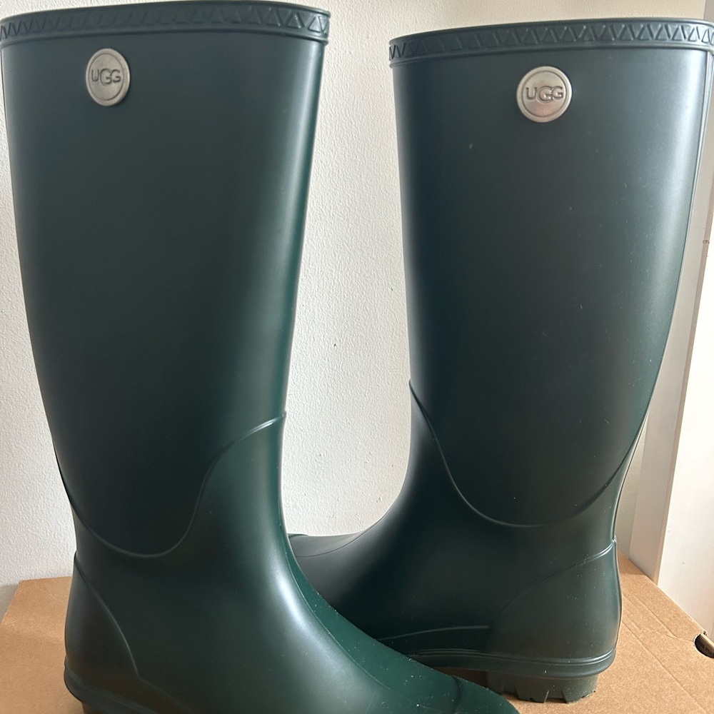 UGG NEW in box olive rain boots